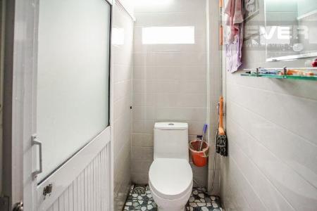 Toilet căn hộ chung cư Ngô Gia Tự Bán căn hộ tầng trệt Chung cư Ngô Gia Tự 2PN, diện tích 35m2, nội thất cơ bản, cách vòng xoay Lý Thái Tổ 500m