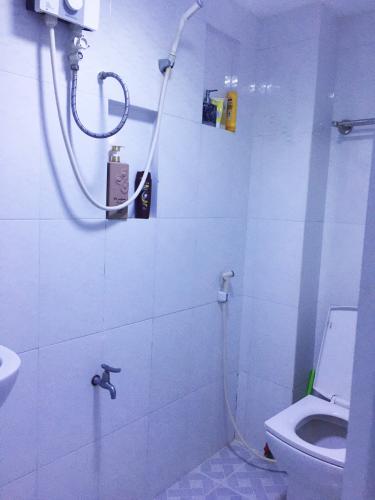 Toilet nhà phố Quận 4 Bán nhà hẻm Nguyễn Khoái, Quận 4, sổ hồng, cách mặt tiền Bến Vân Đồn 300m