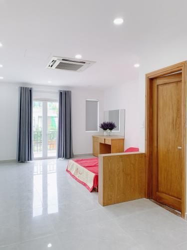 Phòng khách nhà phố Quận 2 Bán nhà cách Chợ Bình Trưng 700m, nội thất cơ bản.