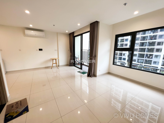 z4315825139304_45e5649a59a389511cb092300ccfc549.jpg Căn hộ Vinhomes Grand Park có 2 phòng ngủ, nội thất cơ bản.