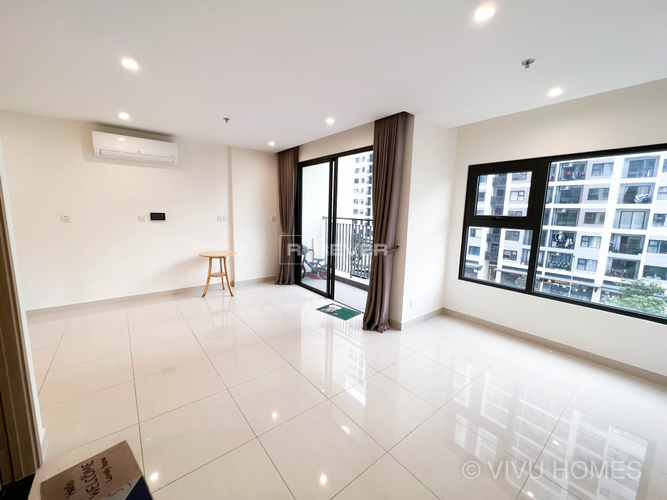 z4315825190903_32016d248dbdc7e0cfbefd282a62198b.jpg Căn hộ Vinhomes Grand Park có 2 phòng ngủ, nội thất cơ bản.