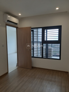 z4664088416330_a3a472363f5a62956c58290ccbfce0df.jpg Căn hộ Vinhomes Grand Park tầng cao mát mẻ, nội thất cơ bản.