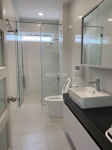 Phòng tắm nhà phố Bình Trưng Tây, Quận 2 Nhà phố rộng 110m2, thiết kế hiện đại đầy đủ nội thất.