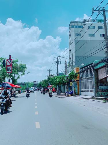 Đường trước nhà phố Quận 7 Nhà phố mặt tiền đường Trần Xuân Soạn diện tích 114m2, nội thất cơ bản.