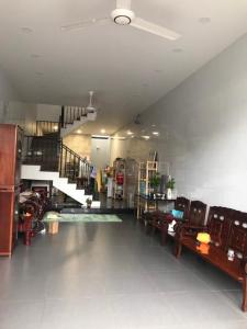 Bán nhà phố nội thất cơ bản đường 385 Tăng Nhơn Phú A
