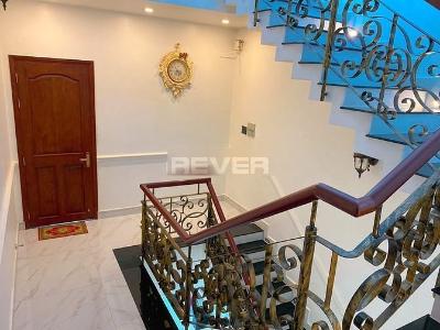 Biệt thự Quận 7 Biệt thự diện tích 130m2 kết cấu 1 trệt 3 lầu, khu vực ven sông mát mẻ.