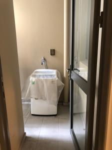 Lô gia The Gold View, Quận 4 Căn hộ The Gold View hướng Đông Bắc đón view hồ bơi.