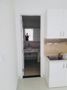 Toilet và gian bếp Căn hộ SAIGON MIA Bán căn hộ Saigon Mia diện tích 49m2, 1 phòng ngủ, đầy đủ nội thất, vào ở ngay