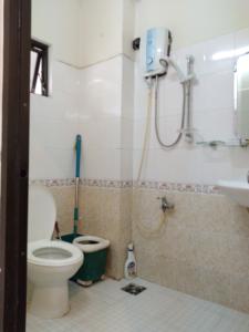 toilet chung cư Tôn Thất Thuyết quận 4 Căn hộ tầng 12 Chung cư Tôn Thất Thuyết nội thất cơ bản