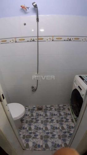 Phòng tắm nhà phố Phạm Thế Hiển, quận 8 Nhà phố có sổ hồng riêng, bàn giao ngay, view hướng Bắc.