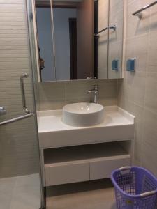 Phòng tắm căn hộ Vinhomes Central Park, Quận Bình Thạnh Căn hộ Vinhomes Central Park cửa hướng Tây Bắc, nội thất cơ bản.