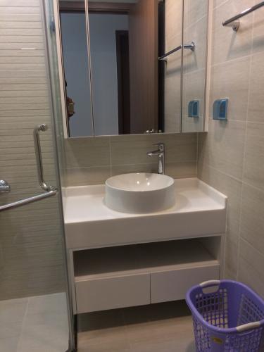 Phòng tắm căn hộ Vinhomes Central Park, Quận Bình Thạnh Căn hộ Vinhomes Central Park cửa hướng Tây Bắc, nội thất cơ bản.