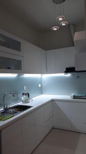 Bếp officetel The Sun Avenue Cho thuê officetel The Sun Avenue tầng thấp, block 7, diện tích 41.4m2 - 1 phòng ngủ, đầy đủ nội thất