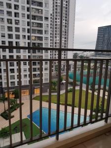 view ban công căn hộ  Căn hộ Sunrise Riverside ban công đón gió, đầy đủ nội thất.