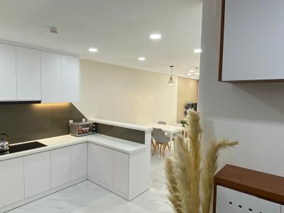 Bếp SSR Căn hộ Saigon South Residence đầy đủ nội thất, view nội khu.