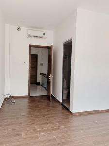 nhà phố Bình Thạnh Bán nhà hẻm Chu Văn An, thiết kế hiện đại, có sân thượng rộng.