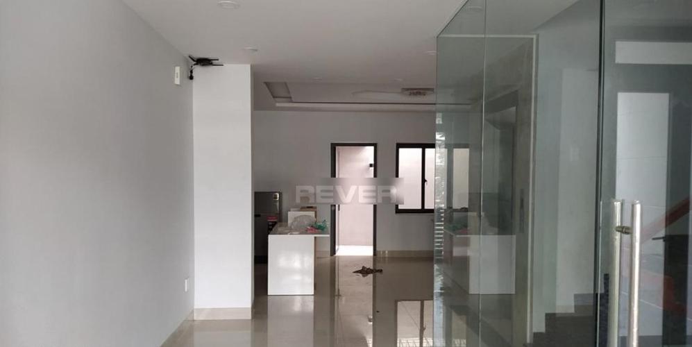 Không gian mặt bằng kinh doanh quận Thủ Đức Mặt bằng kinh doanh hướng Nam đường nhà lộ giới 25m, nội thất cơ bản.