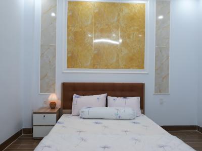 Phòng ngủ nhà phố Quang Trung, Gò Vấp Nhà phố hướng Đông Nam, xe hơi đậu trong nhà, có công viên nhỏ.