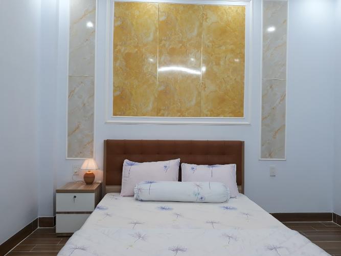 Phòng ngủ nhà phố Quang Trung, Gò Vấp Nhà phố hướng Đông Nam, xe hơi đậu trong nhà, có công viên nhỏ.