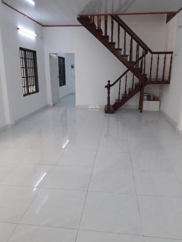 Bên trong nhà phố Huỳnh Tấn Phát, Quận 7 Nhà phố có sân và hành lang rộng, hướng Tây, hẻm xe hơi.