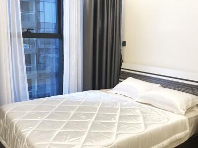 Phòng ngủ Vinhomes Golden River, Quận 1 Căn hộ Vinhomes Golden River tầng trung, ban công Tây Nam.