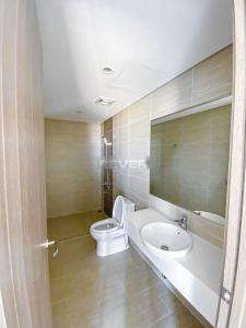 Toilet Vinhomes Grand Park Quận 9 Căn hộ Vinhomes Grand Park tầng trung, nội thất hiện đại.