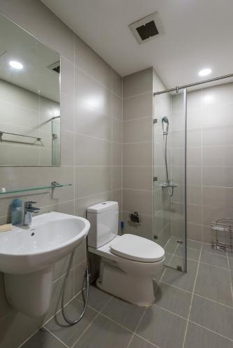 Phòng tắm The Gold View, Quận 4 Căn hộ The Gold View nội thất cơ bản, đón view hồ bơi yên tĩnh.