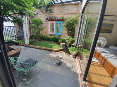 Không gian Penthouse Sky 9, Quận 9 Căn Penthouse có thiết kế sang trọng và sân vườn rộng rãi, nội thất cơ bản.