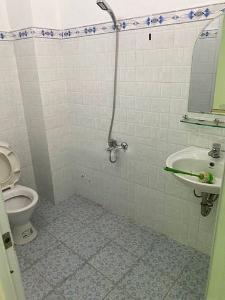 Bên trong nhà phố Hương Lộ 2, Bình Tân Nhà phố hẻm thông xe hơi tiện kinh doanh, hướng Tây Bắc.