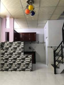 Phòng khách nhà phố đường Lê Văn Lương, Quận 7 Nhà phố hướng Nam nội thất cơ bản, bàn giao ngay sổ hồng.