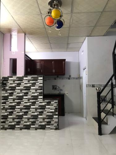 Phòng khách nhà phố đường Lê Văn Lương, Quận 7 Nhà phố hướng Nam nội thất cơ bản, bàn giao ngay sổ hồng.