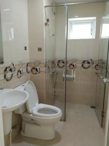 Phòng tắm Oriental Plaza, Tân Phú Căn hộ Oriental Plaza tầng trung, view nội khu mát mẻ.