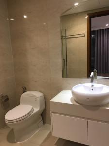 Toilet Vinhomes Central Park Căn hộ Vinhomes Central Park tầng trung, đầy đủ nội thất.