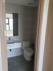 Toilet Vinhomes Grand Park Quận 9 Căn hộ tầng cao Vinhomes Grand Park ban công đón gió mát mẻ.
