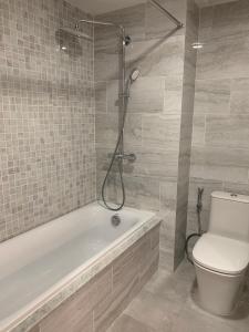 Căn hộ Kingdome 101, Quận 10 Căn hộ Kingdom 101 tầng thấp, ban công hướng Đông Nam mát mẻ.