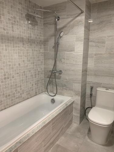 Căn hộ Kingdome 101, Quận 10 Căn hộ Kingdom 101 tầng thấp, ban công hướng Đông Nam mát mẻ.