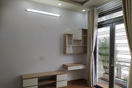 Phòng ngủ nhà phố Quang Trung, Gò Vấp Nhà phố hướng Đông Nam, xe hơi đậu trong nhà, có công viên nhỏ.