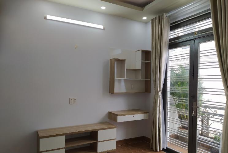 Phòng ngủ nhà phố Quang Trung, Gò Vấp Nhà phố hướng Đông Nam, xe hơi đậu trong nhà, có công viên nhỏ.