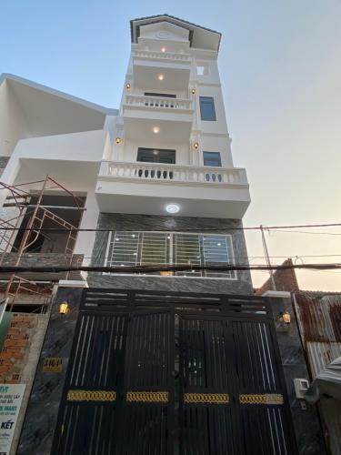 Mặt tiền nhà phố Nhà phố Bình Tân hướng Bắc thiết kế hiện đại, hẻm xe hơi.