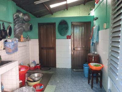 Khu vực bếp nhà phố Nguyễn Thượng Hiền, Bình Thạnh Nhà nát hướng Đông Bắc, diện tích 45.1m2, khu dân cư an ninh.