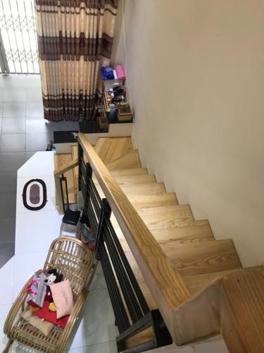 Cầu thang Nhà phố hẻm rộng 3m hướng Tây, diện tích 95.85m2.