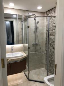 toilet Căn hộ Vinhomes Golden River tầng trung, view thành phố và sông