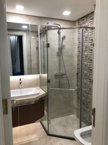 toilet Căn hộ Vinhomes Golden River tầng trung, view thành phố và sông