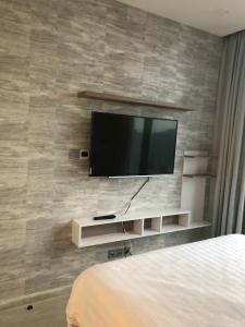 phòng ngủ Căn hộ Vinhomes Golden River tầng trung, view thành phố và sông