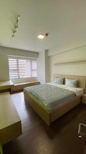 Phòng ngủ căn hộ Saigon South Residence Cho thuê căn hộ Saigon South Residence tầng trung, diện tích 94.89m2, đầy đủ nội thất, ban công hướng Nam.