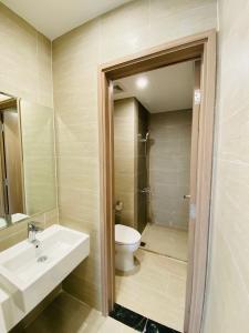 Toilet Vinhomes Grand Park Quận 9 Căn hộ Vinhomes Grand Park tầng trung, ban công đón gió và ánh sáng.