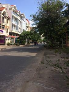 Đường nhà phố Văn phòng Quận 2 diện tích 160m2 có hầm để xe, lối đi riêng.