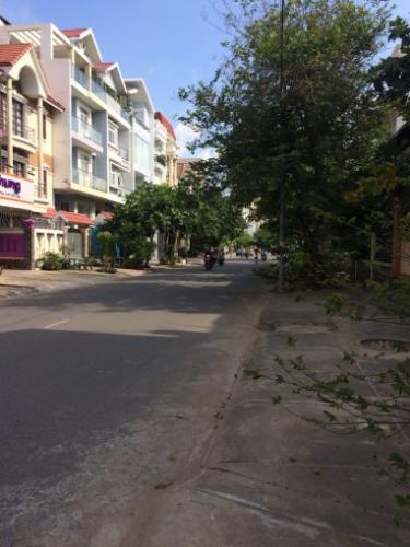 Đường nhà phố Văn phòng Quận 2 diện tích 160m2 có hầm để xe, lối đi riêng.