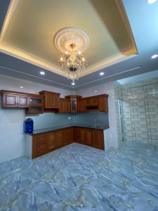 Bếp nhà phố Nhà phố Bình Tân hướng Bắc thiết kế hiện đại, hẻm xe hơi.