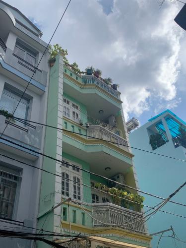 Trước nhà nhà phố Bình Thạnh Bán nhà hẻm Q. Bình Thạnh hướng Tây, cách trung tâm thành phố 20 phút.